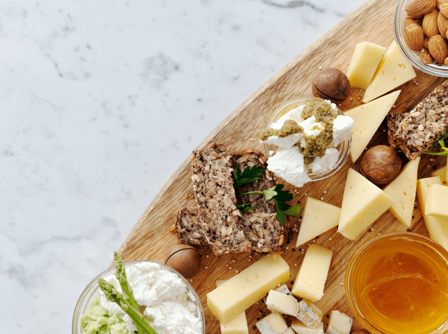 El aperitivo perfecto con miel y queso, frutos secos y panes